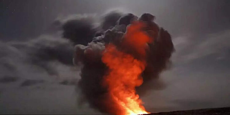 പൊട്ടിത്തെറിച്ച്-അഗ്നിപര്‍വ്വതം;-ചിത്രങ്ങള്‍-പകര്‍ത്തി-സഞ്ചാരികള്‍,-ഭിന്നാഭിപ്രായവുമായി-സോഷ്യല്‍-മീഡിയ