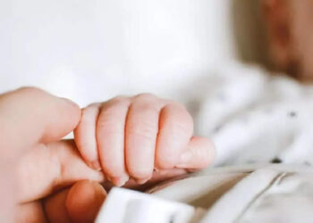 ട്രെയിന്‍-യാത്രയ്ക്കിടെ-യുവതിയ്ക്ക്-പ്രവസവേദന;-സുരക്ഷിതമായി-പ്രസവമെടുത്ത്-മെഡിക്കല്‍-വിദ്യാര്‍ത്ഥിനി