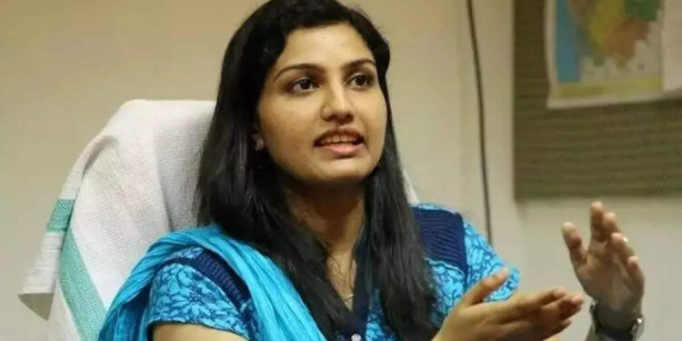 ‘സ്‌കൂൾ-വിട്ട്-മകൾ-വീട്ടിലെത്തിയത്-രാത്രി-9-മണിക്ക്’,-അവധി-നൽകിയില്ല;-വീണ്ടും-വിവാദത്തിലായി-എറണാകുളം-ജില്ലാ-കളക്ടർ