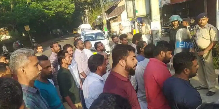 പോപ്പുലർ-ഫ്രണ്ട്-ഓഫീസുകളിലും,-നേതാക്കളുടെ-വീടുകളിലും-എൻഐഎ-റെയ്ഡ്;-പ്രതിഷേധം