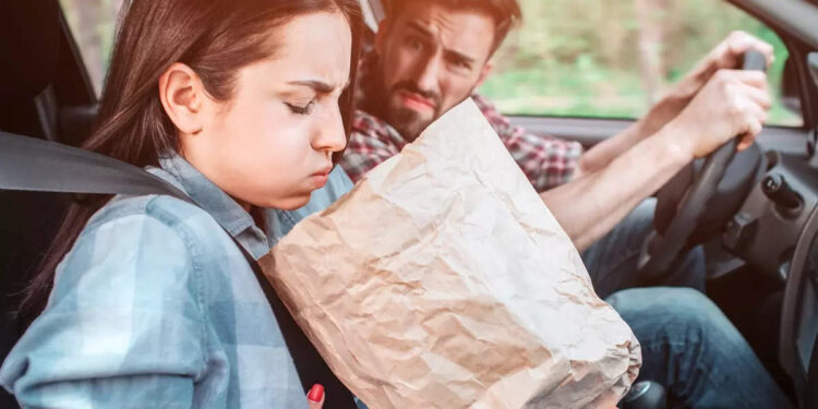 vomiting-while-travelling:-യാത്ര-ചെയ്യുമ്പോള്‍-ഛര്‍ദ്ദിക്കാന്‍-വരാറുണ്ടോ?-കാരണവും-പരിഹാരവും-ഇതാ