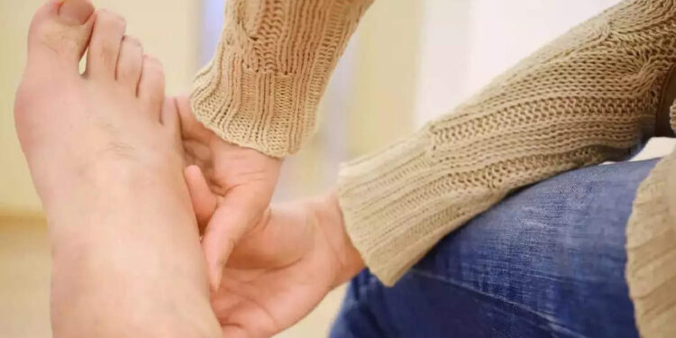 swollen-legs:-ഒരുപാട്-നേരം-ഇരിക്കുമ്പോള്‍-കാലില്‍-നീര്-വരാറുണ്ടോ?-ഈ-അവസ്ഥയുടെ-പ്രധാന-കാരണങ്ങള്‍-അറിയാം