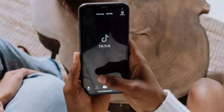 വീഡിയോയില്‍-പൊട്ടി-കരഞ്ഞ്-ടിക്-ടോക്ക്-താരം;-കാരണമറിഞ്ഞ്-ഞെട്ടി-ആരാധകര്‍