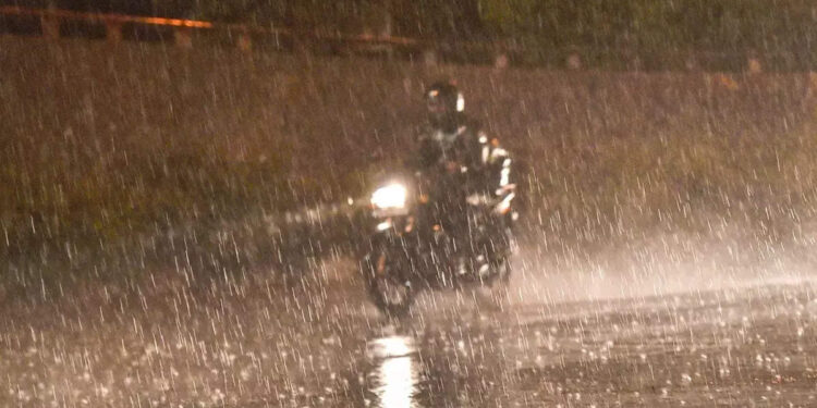 kerala-weather-update:-3-ചക്രവാതച്ചുഴികൾ,-കനത്ത-മഴ-തുടരുന്നു;-12-ജില്ലകളിൽ-യെല്ലോ-അലർട്ട്,-തിരുവനന്തപുരത്ത്-വെള്ളക്കെട്ട്