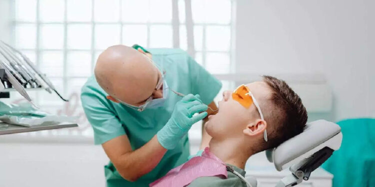 പല്ല്-എടുക്കാന്‍-ദശാബ്ദങ്ങളോളം-കാത്തിരുന്നു;-ഡോക്ടറുടെ-അപ്പോയ്‌മെൻ്റ്-കിട്ടാതെ-വന്നതോടെ-സ്വയം-പല്ല്-പറിച്ചു