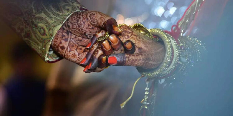 viral-wedding-photoshoot:-വൈറലാകാൻ-എന്തും-ചെയ്യുന്ന-കാലം;-അതിസാഹസികമായി-പ്രീ-വെഡിങ്-ഫോട്ടോഷൂട്ട്-നടത്തിയ-ദമ്പതികളുടെ-വീഡിയോ-വൈറല്‍