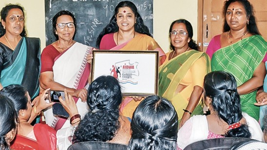 മഹിളാ-അസോസിയേഷൻ-സമ്മേളനം:-
ലോഗോ-പ്രകാശിപ്പിച്ചു