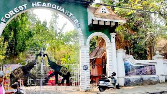 ആദിവാസി-യുവാവിനെ-കള്ളക്കേസില്-കുടുക്കി-മര്ദ്ദിച്ച-സംഭവം;-ഇടുക്കി-വൈല്ഡ്-ലൈഫ്-വാര്ഡന്-സസ്പെന്ഷന്