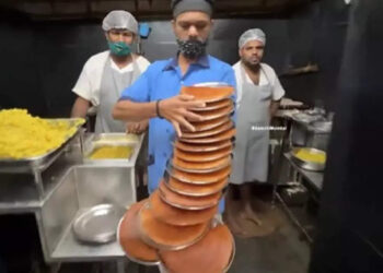 ഇത്-ആരാ-‘മിന്നൽ-വെയ്റ്ററോ’,-ഒരു-കൈയിൽ-മാത്രം-16-പ്ലേറ്റുകൾ,-കണ്ണ്-തള്ളി-സോഷ്യൽ-മീഡിയ