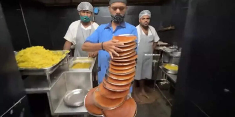 ഇത്-ആരാ-‘മിന്നൽ-വെയ്റ്ററോ’,-ഒരു-കൈയിൽ-മാത്രം-16-പ്ലേറ്റുകൾ,-കണ്ണ്-തള്ളി-സോഷ്യൽ-മീഡിയ