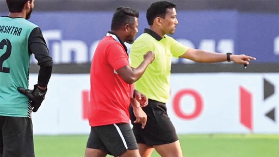 15-മിനിറ്റ്-കളി-മുടങ്ങി
-;-ഗോൾവിവാദം,-വാക്കേറ്റം