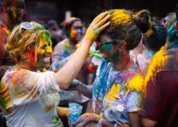 happy-holi-2023:-സന്തോഷത്തിൻ്റെ-നിറങ്ങൾ-വിതറാം-പ്രിയപ്പെട്ടവർക്കായി-ഹോളി-ആശംസകൾ-പങ്കിടാം