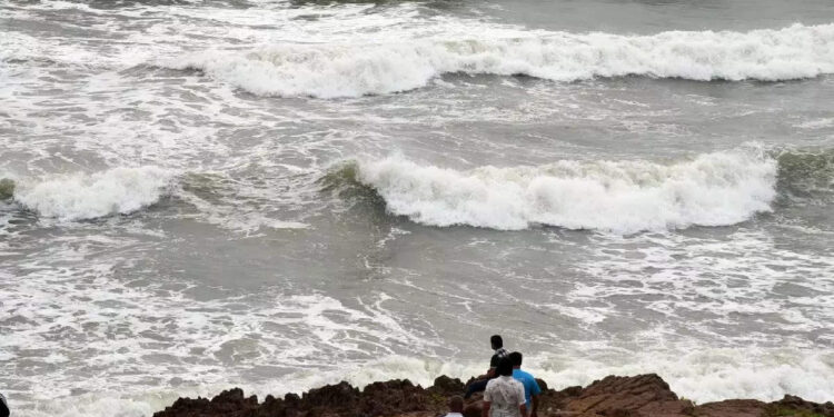 1.5-മീറ്റര്‍-വരെ-ഉയര്‍ന്ന-തിരമാല,-കടലാക്രമണത്തിനും-സാധ്യത;-കേരള-തീരത്ത്-ജാഗ്രതാ-നിര്‍ദേശം