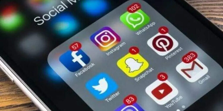 ഫുൾ-ടൈം-സോഷ്യൽ-മീഡിയയിലാണോ?-ആ-ശീലം-മാറ്റാൻ-ഈ-കാര്യങ്ങൾ-ചെയ്യണം