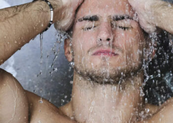 ഓടി-കൊണ്ടിരിക്കുന്ന-മെട്രോയിൽ-വസ്ത്രങ്ങൾ-ഊരി-ഒരു-കുളി,-യുവാവിൻ്റെ-വീഡിയോ-വൈറൽ