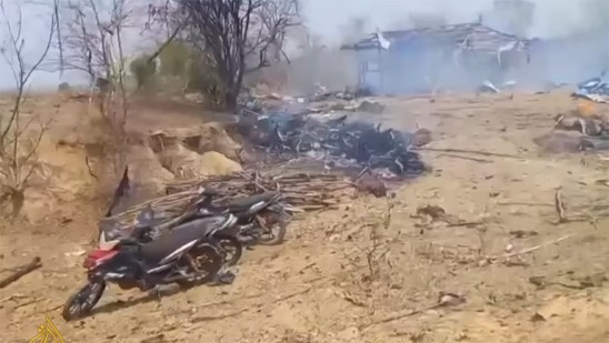 മ്യാന്മറിൽ-കൂട്ടക്കുരുതി-;-സൈന്യത്തിന്റെ-
വ്യോമാക്രമണത്തില്
-100-മരണം