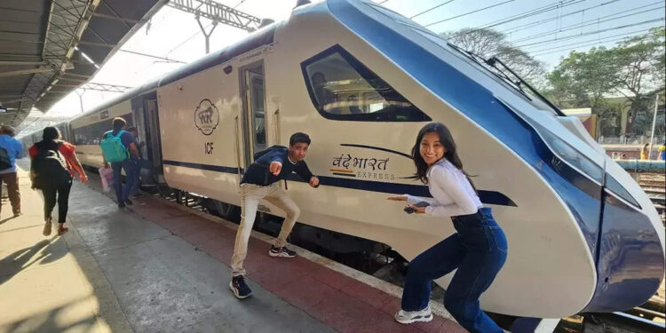 കേരളത്തിലെ-വന്ദേ-ഭാരത്:-ആദ്യം-110-കിലോമീറ്റർ-വേഗത,-പിന്നീട്-130-ആകും,-ഒടുവിൽ-160-ൽ-കുതിക്കും;-റെയിൽവേയുടെ-പദ്ധതി-ഇങ്ങനെ