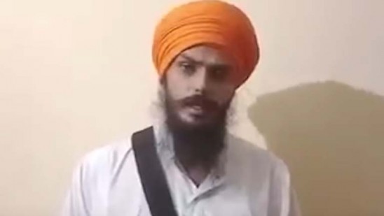 അമൃത്പാൽ-സിങ്-ഏകാന്ത-തടവിൽ-;-രാജ്യം-വിടാനുള്ള-നീക്കം-പൊളിഞ്ഞു-,-കീഴടങ്ങൽ-ഭാര്യ-
അറസ്റ്റിലാകുമെന്ന്-ഭയന്ന്