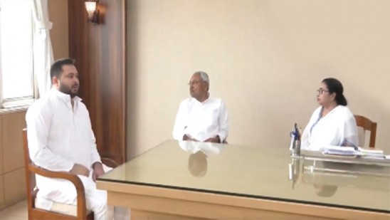 പ്രതിപക്ഷ-ഐക്യം-കരുത്ത്-നേടുന്നു-;-മമതയെയും-
അഖിലേഷിനെയും-കണ്ട്-നിതീഷ്