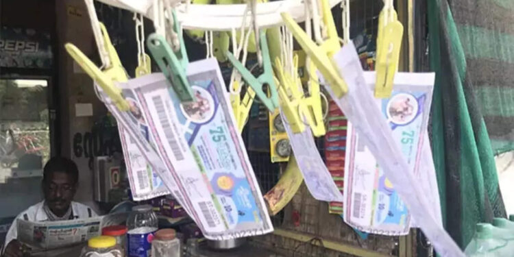 kerala-lottery-result:-ഈ-ടിക്കറ്റ്-നിങ്ങളുടെ-കയ്യിലുണ്ടോ,-70-ലക്ഷം-നേടിയ-ഭാഗ്യശാലിയെ-അറിയാം;-അക്ഷയ-ലോട്ടറി-ഫലം-പുറത്ത്