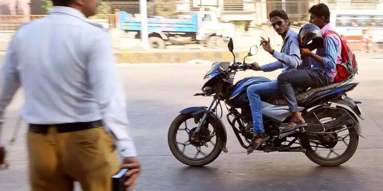 തലയുള്ളവ‌‍ർ-ഹെൽമറ്റ്-ധരിക്കും;-എഐ-കാമറ-പകർത്തിയ-ചിത്രം-കുടുംബ-കലഹത്തിനിടയായതിനെക്കുറിച്ച്-എംവിഡി