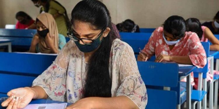 10th-sslc-result:68,604-വിദ്യാർഥികൾക്ക്-എല്ലാ-വിഷയത്തിലും-എ-പ്ലസ്;-മലപ്പുറത്തിനും-കണ്ണൂരിലും-അഭിമാനനേട്ടം