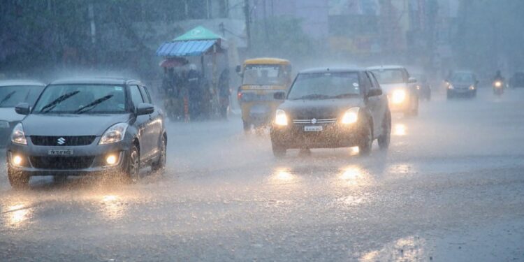 kerala-rain:അടുത്ത-നാല്-ദിവസം-ഇടിവെട്ടി-മഴയും-കാറ്റും;-ഈ-ജില്ലകളിൽ-മുന്നറിയിപ്പ്,-മത്സ്യത്തൊഴിലാളികൾക്ക്-മുന്നറിയിപ്പ്