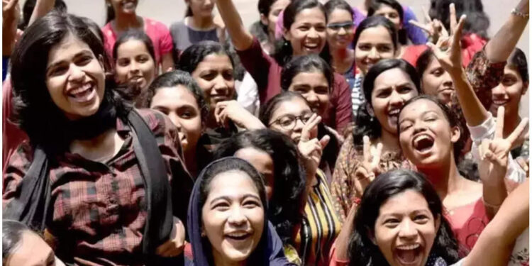 മലബാറിനെ-തവിടു-കൊടുത്ത്-വാങ്ങിയതോ?-പ്ലസ്-ടു-സീറ്റുകളില്ലാതെ-പ്രതിസന്ധിയിലാകുന്നത്-പതിനായിരക്കണക്കിന്-വിദ്യാര്‍ത്ഥികൾ;-ഉള്ള-സ്ഥാപനങ്ങൾ-അടച്ചുപൂട്ടാനും-ഉത്സാഹം