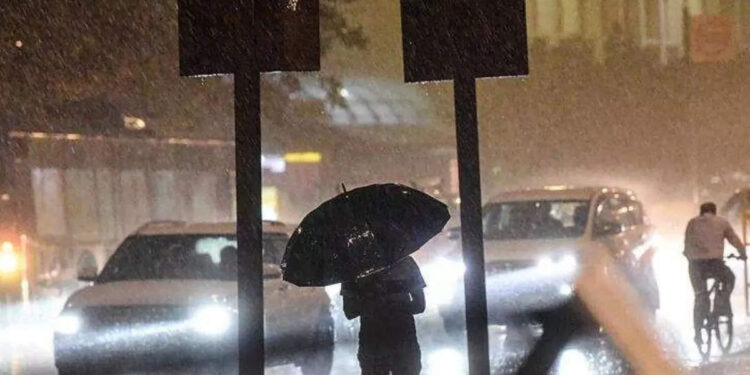 ഇന്നും-ശക്തമായ-മഴ,-ഒപ്പം-ഇടിയും-മിന്നലും-കാറ്റും;-രണ്ടു-ജില്ലകളിൽ-യെല്ലോ-അലർട്ട്