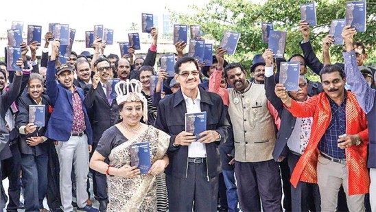 ഇന്ദ്രജാലക്കാർ-ഒത്തുചേർന്നു-;-ആർ-കെ-മലയത്തിന്-ആദരമായി-‘സുവർണവിസ്മയം’-പ്രകാശിപ്പിച്ചു