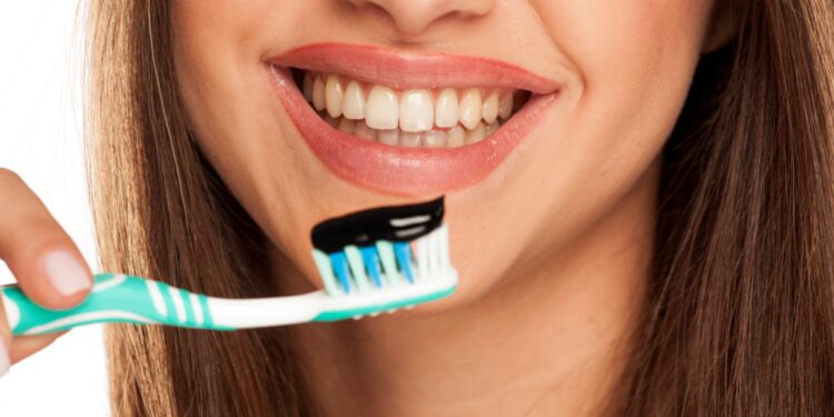 ​ഉമിക്കരി-ഉപയോഗിച്ച്-പല്ല്-തേക്കുന്നത്-നല്ലതാണോ?​