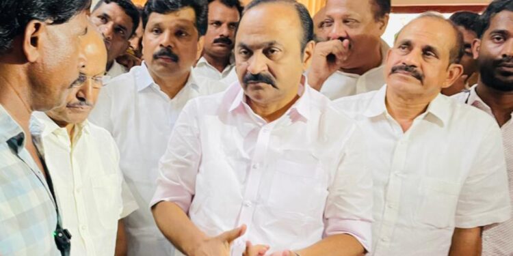 ‘ഇല്ലാത്ത-കേസുണ്ടാക്കി-നിശബ്ദരാക്കാമെന്ന്-കരുതേണ്ട;-അഴിമതിയുടെ-എല്ലാ-വഴികളും-അവസാനിക്കുന്ന-പെട്ടി-ഇരിക്കുന്നത്-മുഖ്യമന്ത്രിയുടെ-വീട്ടിൽ’:-വിഡി-സതീശൻ