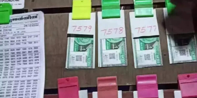 ആരാണാ-ഭാഗ്യവാൻ?-80-ലക്ഷം-ഈ-ടിക്കറ്റിന്;-കാരുണ്യ-ലോട്ടറി-ഫലം-പുറത്ത്