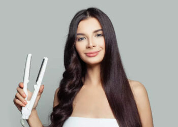 ആളുകൾ-നിറഞ്ഞ-മെട്രോയിലെ-ഈ-രംഗം-കണ്ടോ,-വിമർശിച്ചും-അനുകൂലിച്ചും-സോഷ്യൽ-മീഡിയ