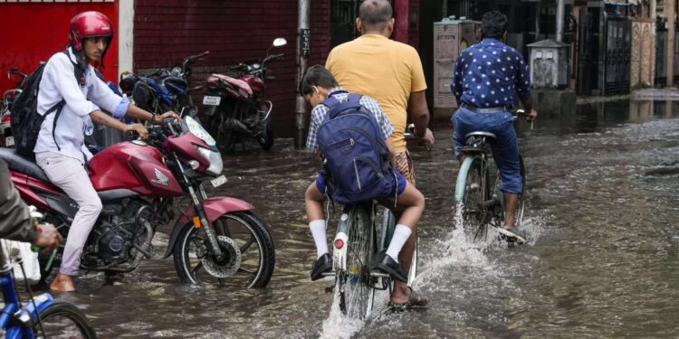 ഇന്നും-ശക്തമായ-മഴ;-സംസ്ഥാനത്ത്-12-ജില്ലകളിൽ-മഴമുന്നറിയിപ്പ്;-മൂന്നിടത്ത്-ഓറഞ്ച്-അലേർട്ട്