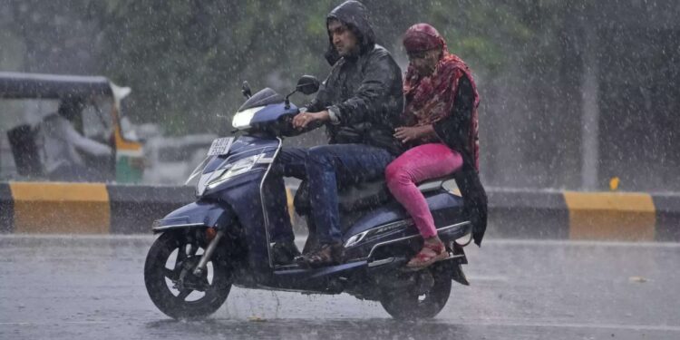 സംസ്ഥാനത്ത്-വ്യാപക-മഴ;-എറണാകുളത്ത്-ഇന്ന്-റെഡ്-അലേർട്ട്;-നാളെ-കണ്ണൂരും-ഇടുക്കിയിലും-മഴ-മുന്നറിയിപ്പ്