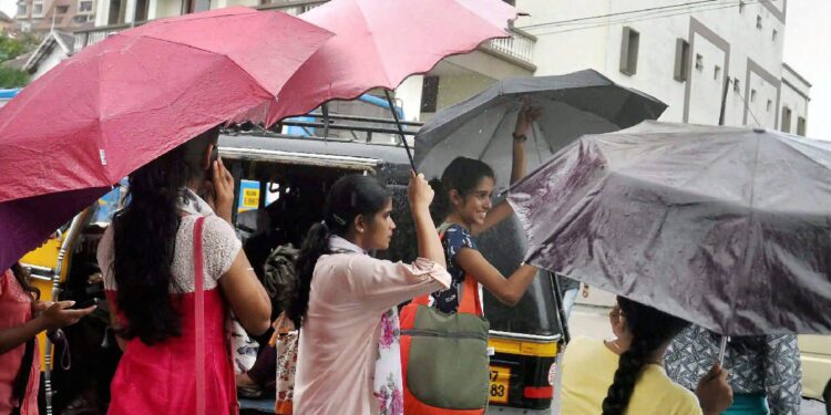 മഴ-കനക്കും;-12-ജില്ലകളിൽ-ഇന്ന്-ഓറഞ്ച്-അലേർട്ട്,-മുന്നറിയിപ്പുകൾ-ഇങ്ങനെ
