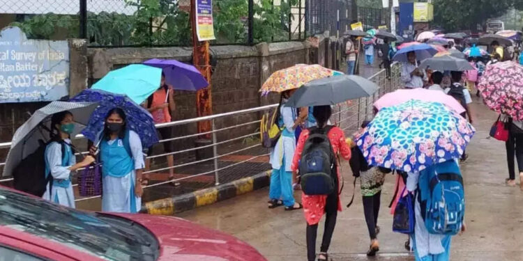 മഴ-ദുരിതം:-മൂന്ന്-ജില്ലകളിൽ-ഈ-വിദ്യാഭ്യാസ-സ്ഥാപനങ്ങൾക്ക്-ഇന്നും-അവധി-പ്രഖ്യാപിച്ച്-കളക്ടർമാർ