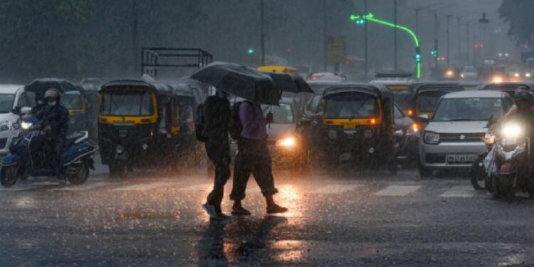 ശക്തമായ-മഴ-ഈ-ജില്ലകളിലേക്ക്;-യെല്ലോ-അലേർട്ടുകൾ-ഇങ്ങനെ,-ചൊവ്വാഴ്ച-മുതൽ-മഴ-കനക്കും