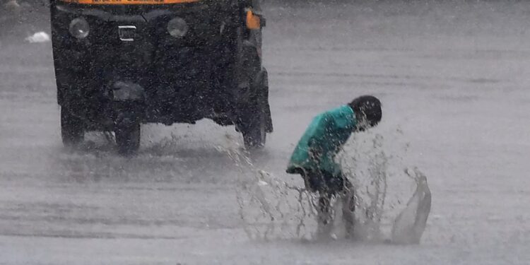 വീണ്ടും-മഴക്കാലം;-അഞ്ച്-ദിവസത്തേക്ക്-മഴ-ശക്തമാകും;-ഇന്ന്-ഈ-ആറ്-ജില്ലകളിലും-മഴമുന്നറിയിപ്പ്