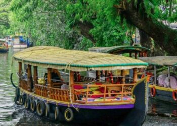 ഒഴുകാം-പുരത്തോണിയേറി