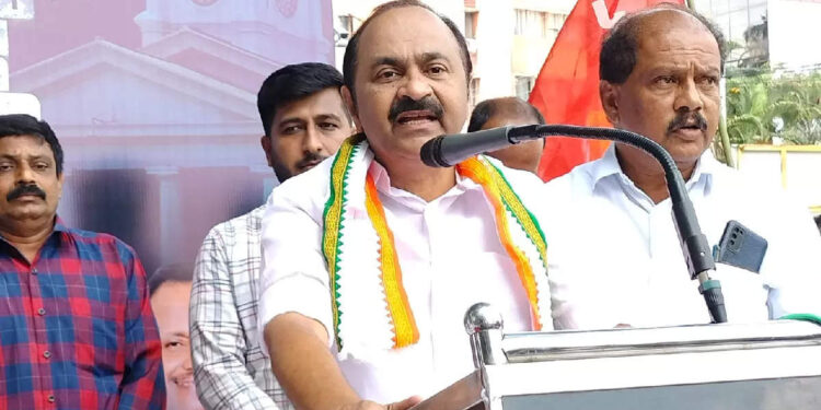 മുഖ്യമന്ത്രിയുടെ-ഓഫീസ്-കേന്ദ്രീകരിച്ച്-ഉപജാപകസംഘം;-നേതാക്കൾക്കെതിരായ-പരാതികൾ-പോലീസിന്-കൈമാറണം:-വിഡി-സതീശൻ