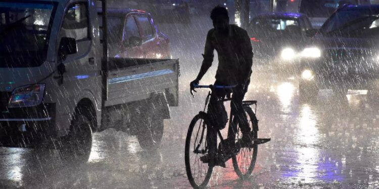 ഈ-മൂന്ന്-ജില്ലകളിലേക്ക്-ഉടൻ-മഴയെത്തും;-ശക്തമായ-കാറ്റിന്-സാധ്യത,-മുന്നറിയിപ്പ്-ഇങ്ങനെ