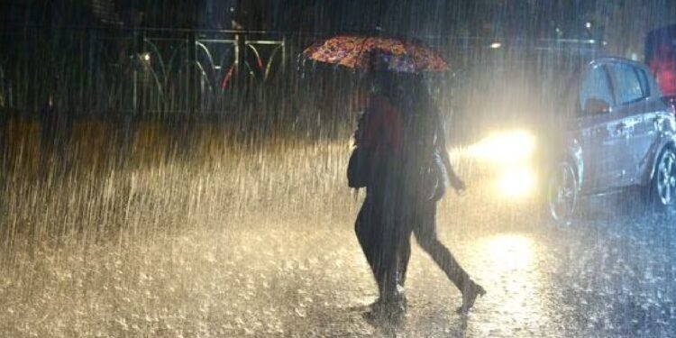 ഇടിമിന്നലോടുകൂടിയ-മഴ-ഈ-ജില്ലകളിലേക്ക്;-ശക്തമായ-കാറ്റിന്-സാധ്യത,-മുന്നറിയിപ്പ്-ഇങ്ങനെ