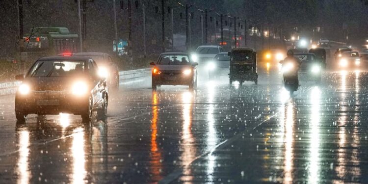 വരും-മണിക്കൂറിൽ-ഇടിമിന്നലോടു-കൂടിയ-മഴ-ഈ-ജില്ലകളിലേക്ക്;-ശക്തമായ-കാറ്റിനും-സാധ്യത