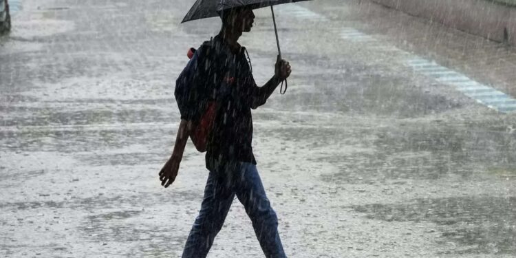 മൂന്ന്-ജില്ലകളിൽ-യെല്ലോ-അലേർട്ട്;-നാളെയും-മഴ-മുന്നറിയിപ്പ്;-വിശദമായി-അറിയാം