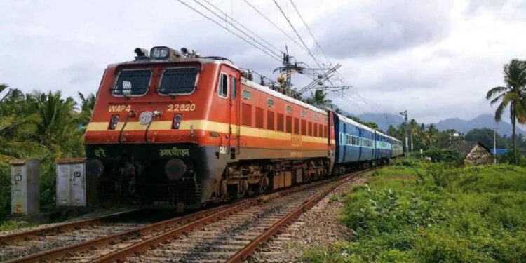 ഓണത്തിരക്കിൽ-ട്രെയിനില്ലെന്ന്-കരുതേണ്ട;-ഈ-റൂട്ടിൽ-ഒരു-സ്പെഷ്യൽ-കൂടി,-റിസർവേഷൻ-ആരംഭിച്ചു