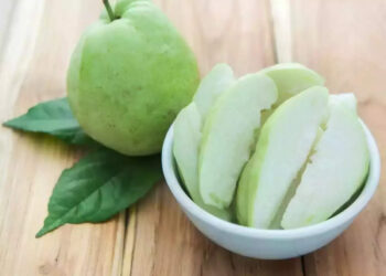 ചര്‍മത്തിലെ-ചുളിവകറ്റാന്‍-ഇടത്തരം-പഴുത്ത-പേരയ്ക്ക-കഴിയ്ക്കാം