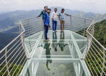 സാഹസികരേ.-വാ​ഗമൺ-വിളിക്കുന്നു;-ഇന്ത്യയിലെ-ഏറ്റവും-വലിയ-കാന്റിലിവര്‍-ഗ്ലാസ്-ബ്രിഡ്‌ജിലേക്കെത്താം