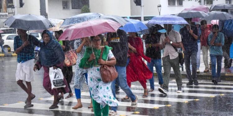 ഇന്ന്-അതിശക്തമായ-മഴയെത്തും;-ഈ-ജില്ലകളിൽ-മുന്നറിയിപ്പ്,-യെല്ലോ-അലേർട്ട്-പ്രഖ്യാപിച്ചു